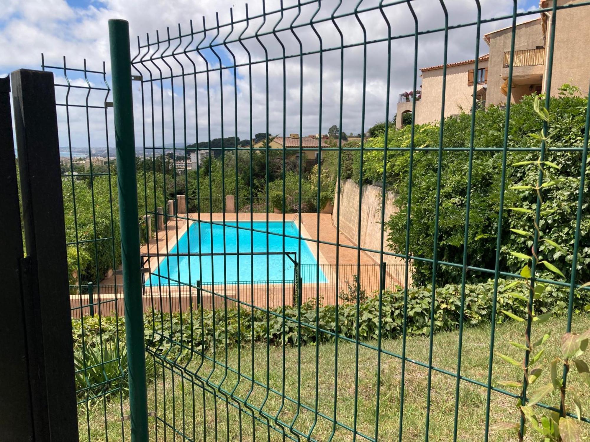 T2 Traversant Avec Une Grande Terrasse Et Piscine Cagnes-sur-Mer Exterior foto